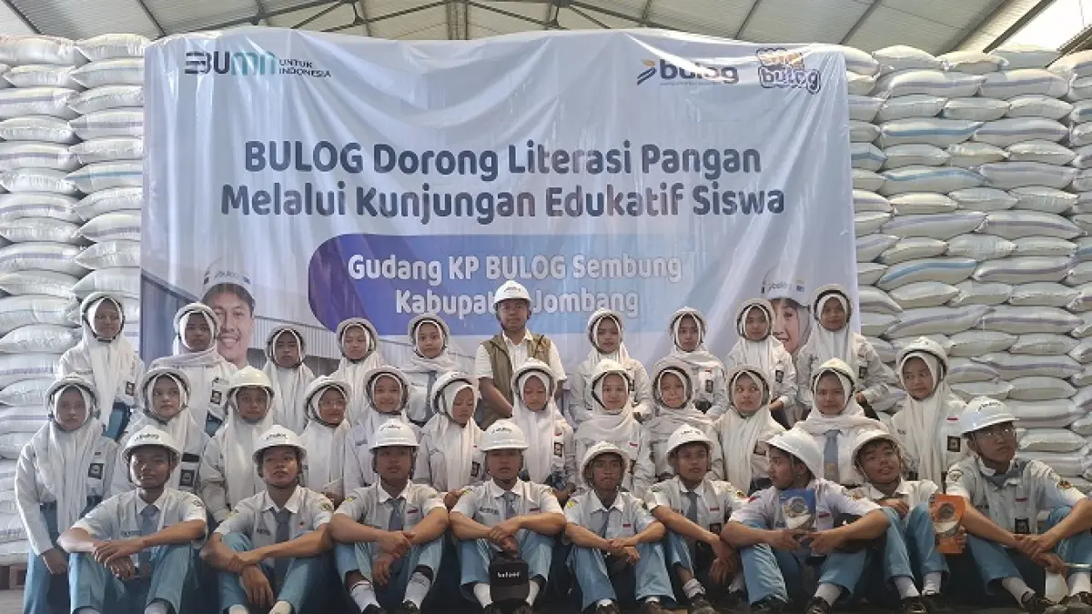 Puluhan siswa SMKN Mojoagung diajak turun langsung ke lapangan lewat program eduwisata yang digelar Perum Bulog Cabang Mojokerto, Jumat (24/4). 