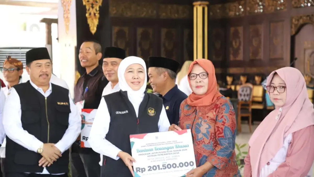 SIMBOLIS: Kepala Desa Grogol Khabibah menerima BKK program Jatim Puspa Plus 2026 dari Gubernur Jawa Timur, Khofifah Indar Parawansa, di Pendopo Kabupaten Jombang, Selasa (11/3)