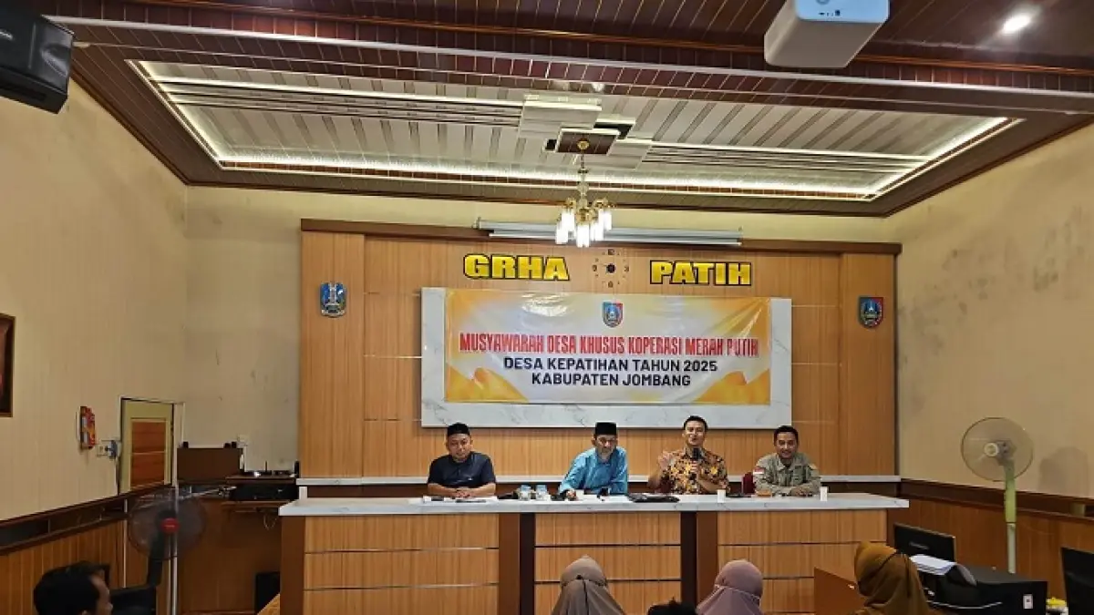 SUDAH MUSDES: Kepala Desa Kepatihan Erwin Pribadi saat memimpin musdes terkait pendirian KDKMP.

&nbsp;