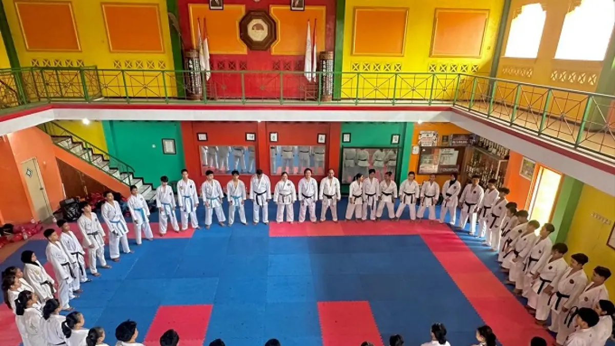 DISIPLIN:  Karateka Jombang saat berlatih di Dojo Mahameru Jombang, (11/4).