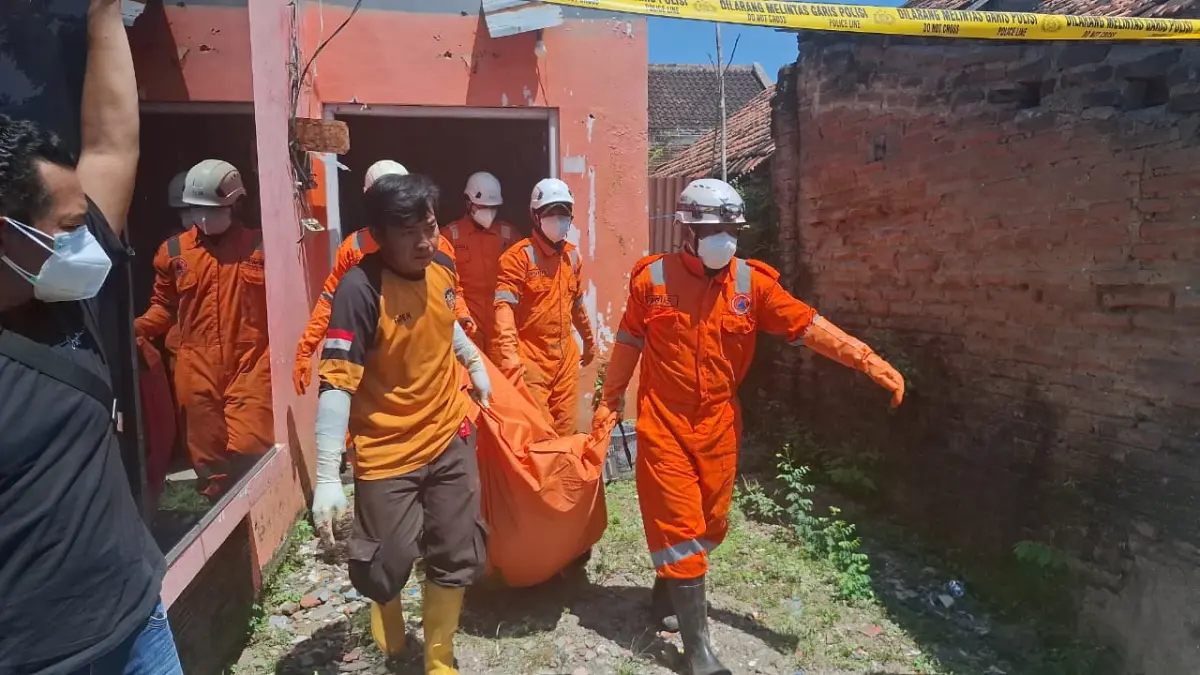 Proses evakuasi jasad pria paro baya yang membusuk di rumahnya di Sengon, Jombang