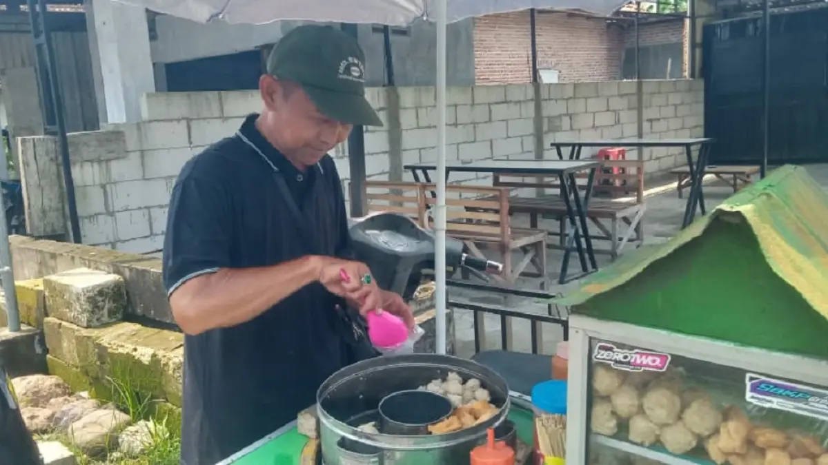 Ali Badrin, penjual pentol keliling yang setia berjualan selama lebih dari dua dekade, akhirnya mewujudkan mimpinya berangkat haji tahun ini.