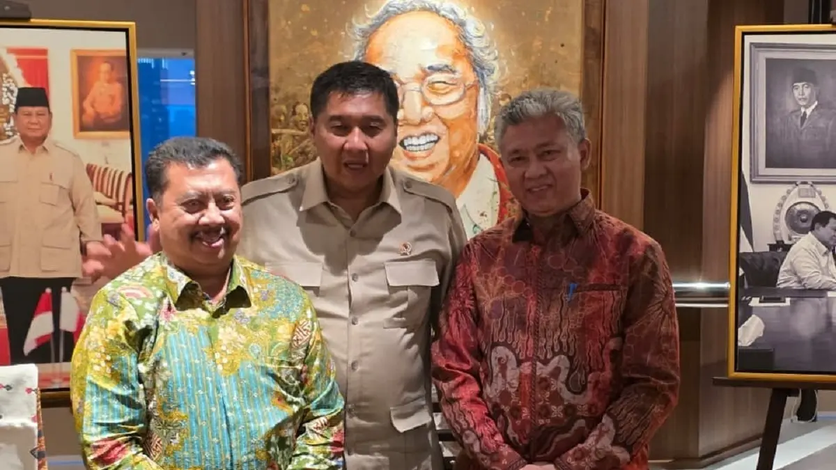 Kepala Dinas Perkim Dian Kusuma Rahmat Subekti (Kanan) berfoto bersama Bupati Jombang Warsubi (Kiri) dan Menteri Perumahan Rakyat RI Maruarar Sirait (Tengah)