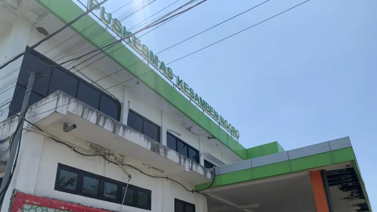 Kondisi plafon Puskesmas Kesamben Ngoro Jombang yang berjamur, kumuh dan tak terawat