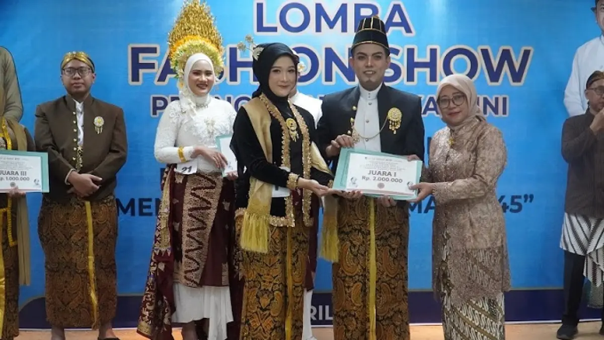 Penyerahan hadiah juara 1 lomba fashion show RSUD Jombang