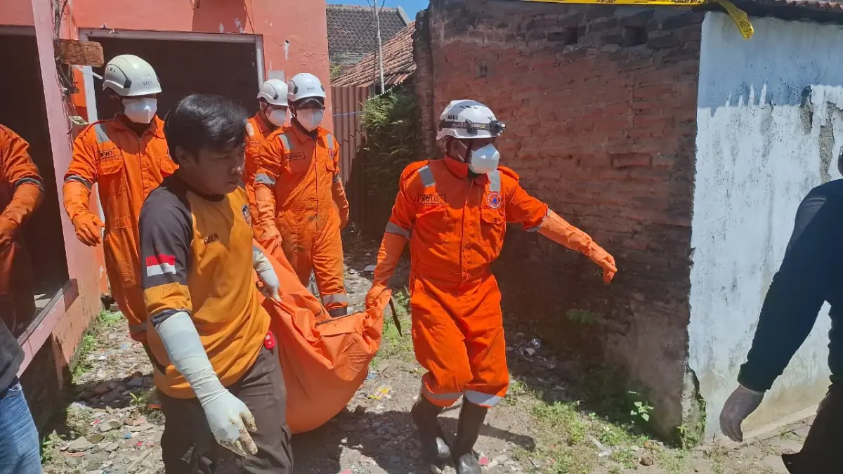 Proses evakuasi jasad pria paro baya membusuk dalam kamar di Sengon Jombang