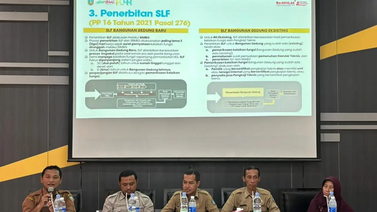 SERIUS: Kepala Bidang Tata Ruang dan Pertanahan Dinas PUPR Jombang, Andrianto Dwi Wicaksono (tengah), memimpin bimtek pemenuhan persyaratan dasar perizinan berusaha kegiatan apotek di Aula Dinas PUPR Jombang, Selasa (21/4).