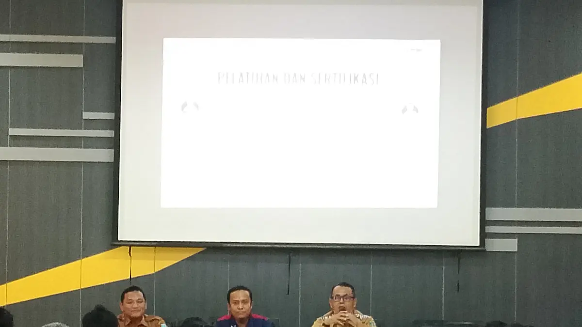 TELADAN: Kepala Dinas PUPR Jombang, Imam Bustomi, memimpin pelatihan dan sertifikasi operator alat berat.