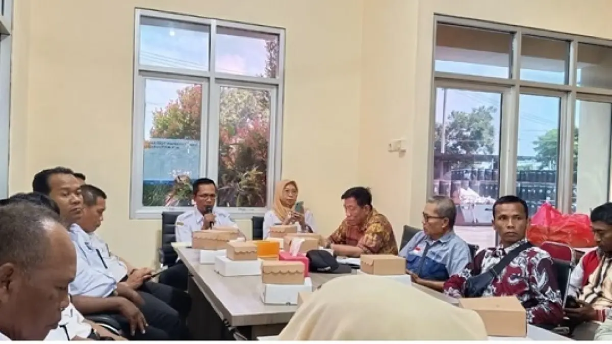 TELITI: Kepala Bidang SDA Dinas PUPR Jombang, Sultoni, memimpin rapat Pokja Komir di Sekretariat Komir Dinas PUPR Jombang, Rabu (15/4).