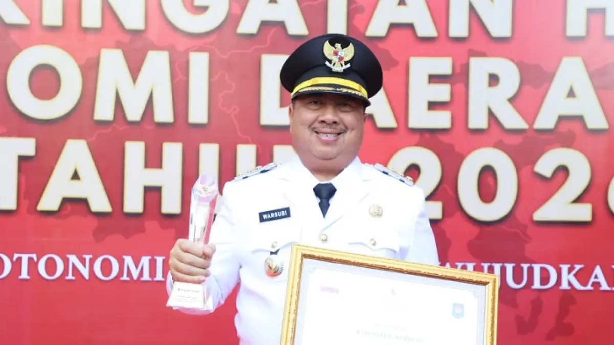 APRESIASI: Bupati Jombang Warsubi menerima piagam penghargaan dari Wakil Menteri Dalam Negeri, Bima Arya, pada upacara peringatan Hari Otonomi Daerah ke-30 di Plaza Kementerian Dalam Negeri, Jakarta Pusat, Senin (27/4).

