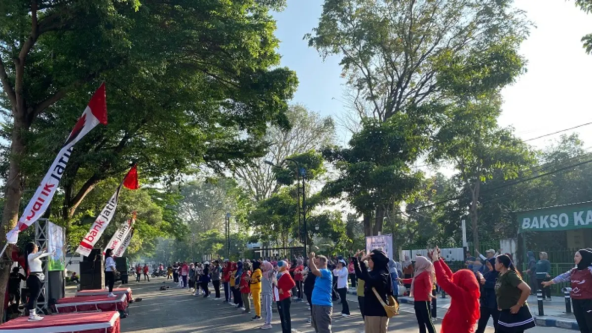 BUGAR: Bank Jatim Cabang Jombang menggelar senam bersama melibatkan organisasi perangkat daerah (OPD) dan masyarakat umum, Minggu (26/4).