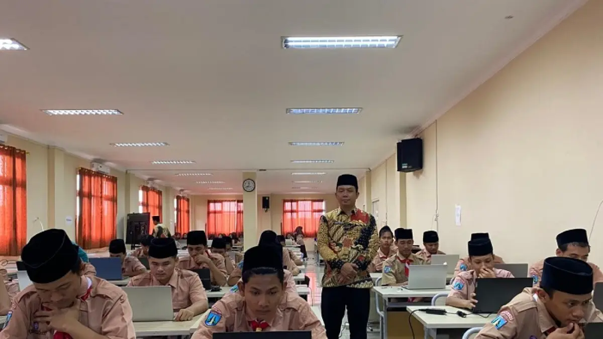 FOKUS: Siswa MAN 4 Jombang saat mengikuti kegiatan di lab komputer, (11/2).

