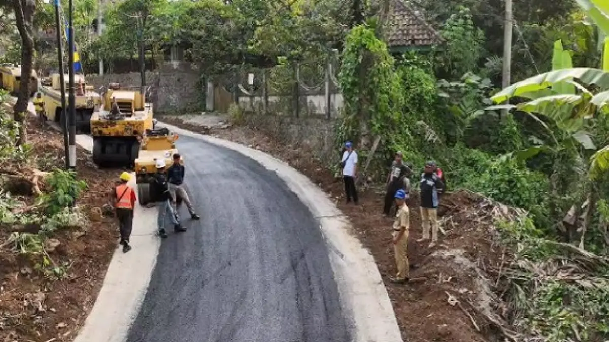 GENJOT INFRASTRUKTUR: Jalan kabupaten di ruas Mojolegi-Panglungan Wonosalam dilakukan penanganan.