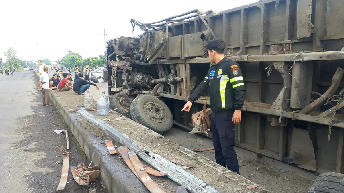 Kecelakaan tunggal melibatkan truk gandeng terjadi di Jalur Arteri Nasional Desa Tejo, Kecamatan Mojoagung, Kabupaten Jombang, Senin (27/4) pagi.
