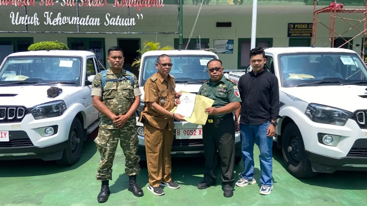 Kepala Desa Galengdowo Wartomo menerima pendistribusian kendaraan KDKMP jenis pikap
