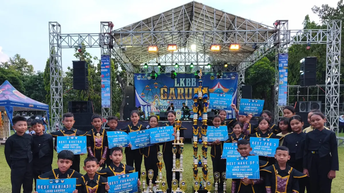 MEMBANGGAKAN: Siswa SDN Jombatan 3 bersama piala yang diraih pada ajang LKBB Garuda Super Fest 2026 di SMAN 3 Jombang, Minggu (26/4).