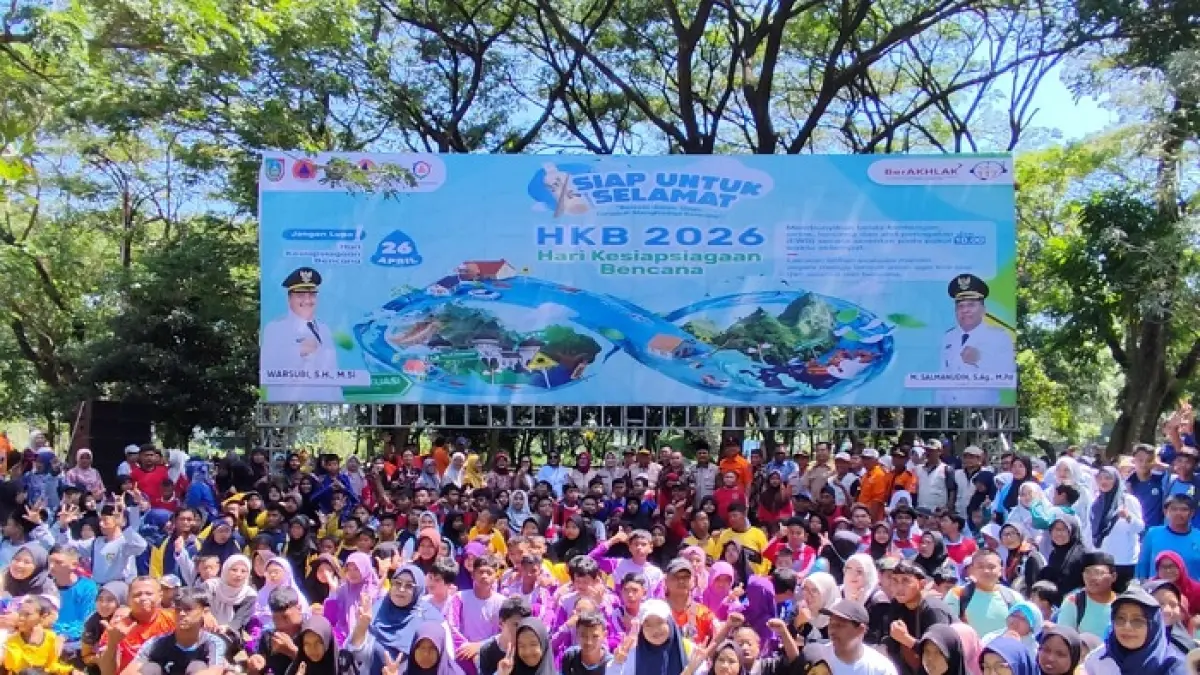 TELADAN: Sekdakab Jombang Agus Purnomo foto bersama seluruh peserta simulasi kesiapsiagaan bencana di RTH Kebonratu, kemarin (26/4).