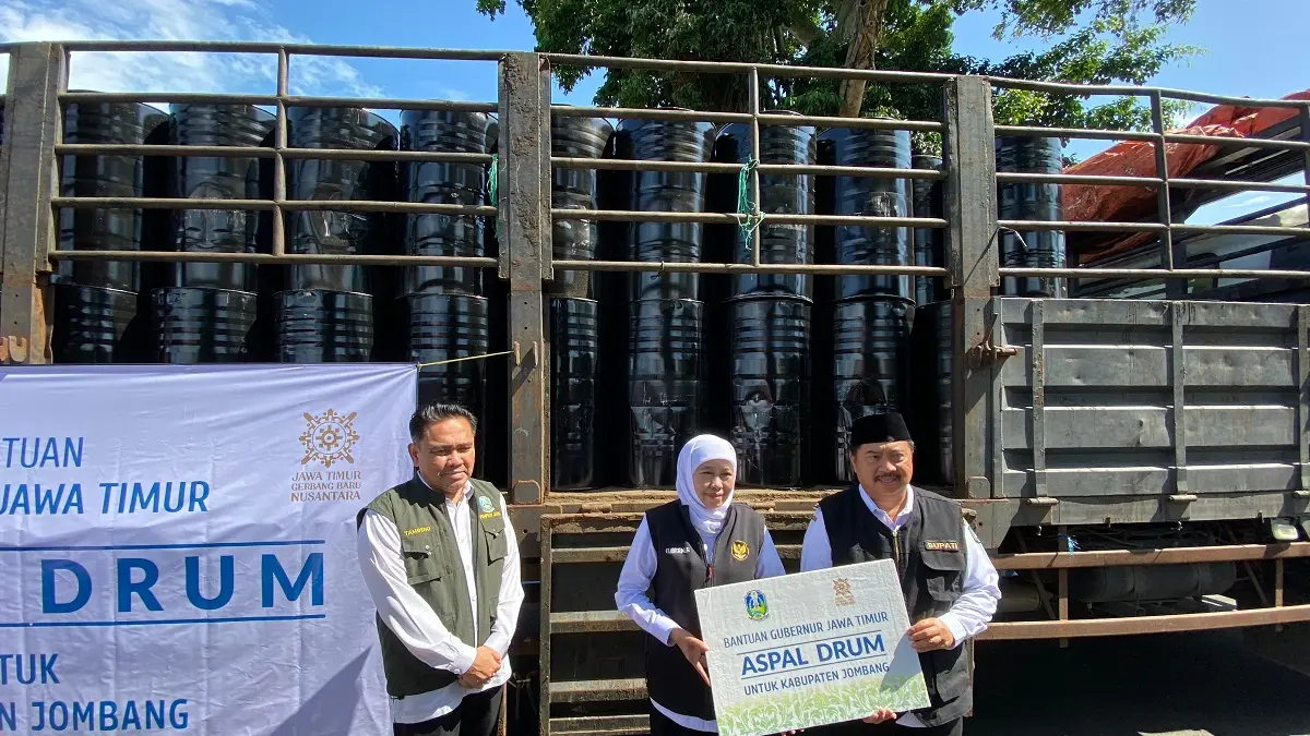 

DISERAHKAN: Gubernur Jawa Timur, Khofifah Indar Parawansa, menyerahkan bantuan 300 drum aspal kepada Bupati Warsubi, (11/3). &nbsp;

&nbsp;