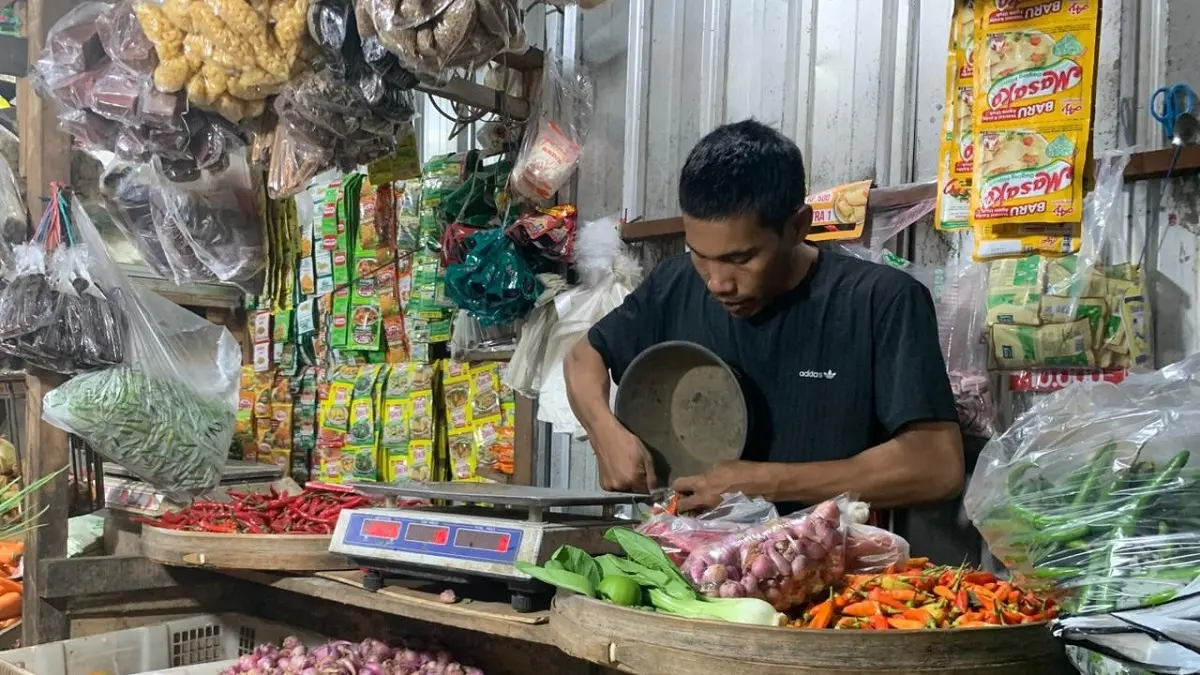 GANTI HARGA: Penjual minyak goreng di Pasar Citra Niaga (PCN) Jombang, kemarin.