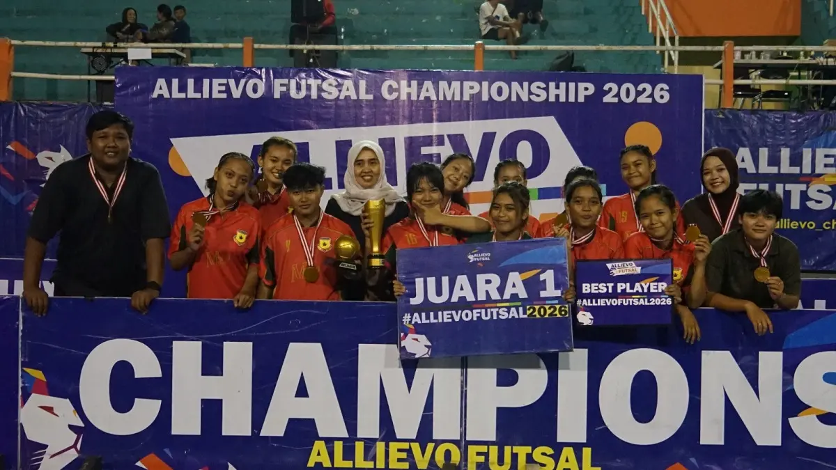 POTENSIAL: SMA PGRI 2 Jombang merayakan keberhasilan menjuarai turnamen Allievo Futsal Kabupaten Jombang 2026 kategori putri di GOR Merdeka Jombang, Rabu (22/4) malam.