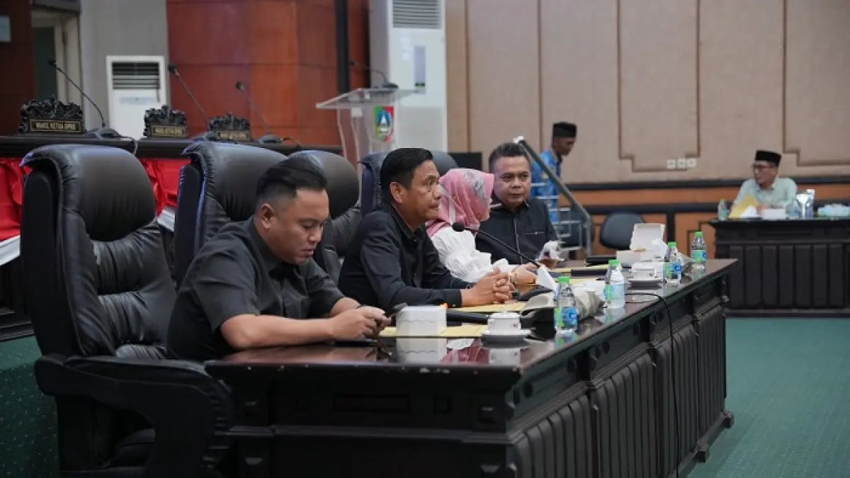 SERIUS: Ketua DPRD Jombang Hadi Atmaji saat memimpin rapat banmus