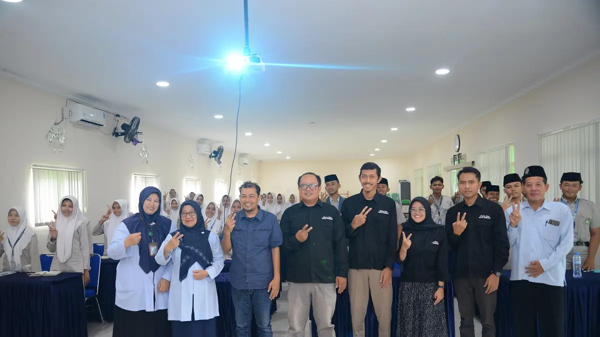 KOMPAK: Kepala MAN 2 Jombang, Erma Rahmawati MPdI bersama peserta workshop jurnalistik, Rabu (29/4).
