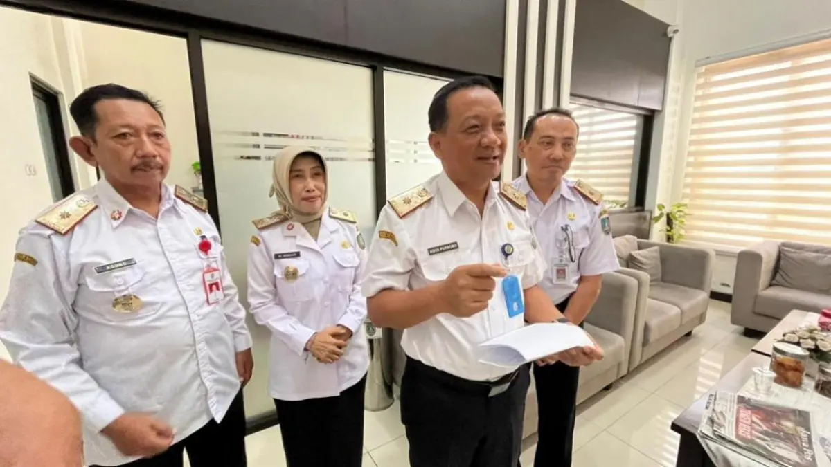 BERI PENJELASAN: Sekdakab Jombang Agus Purnomo bersama Anwar Kepala BKPSDM memberi penjelasan soal guru SD dipecat