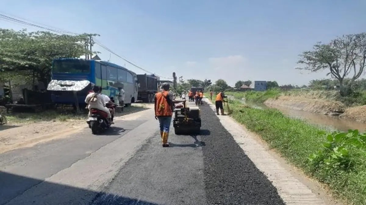 GERAK CEPAT: Tim Mandor Jalan melakukan perbaikan jalan rusak.