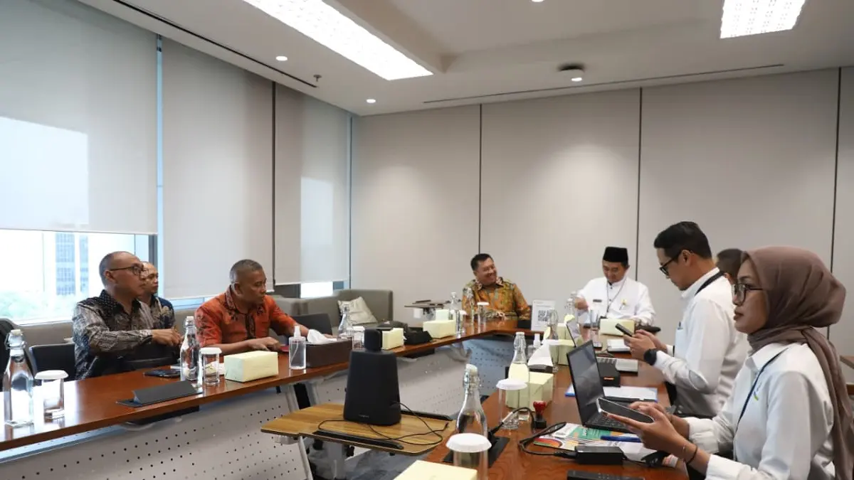 MINTA RESTU: Bupati Jombang Warsubi saat bertemu Direktur Pendapatan Daerah Direktorat Jenderal Bina Keuangan Daerah Kemendagri, Teguh Narutomo, dan jajaran Kemendagri di Jakarta, Senin (27/4).