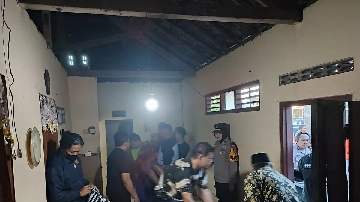Seorang pria di Kecamatan Tembelang ditemukan meninggal dunia dalam kondisi gantung diri di dalam rumahnya, Jumat (1/5) dini hari.