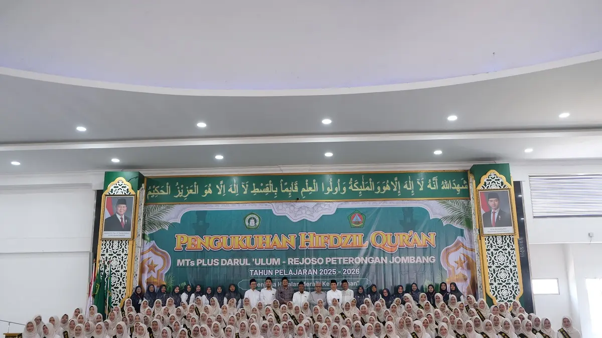 HAFIZAH: Peserta tahfiz putri dan guru bersama Sekretaris Umum MPPDU, KH A Tamim Romly