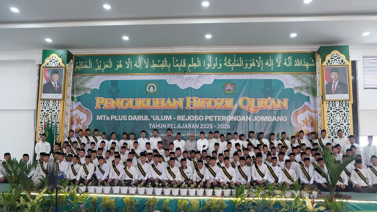 Peserta tahfidz putra foto dan guru putra bersama Sekretaris Umum MPPDU KH A Tamim Romly.