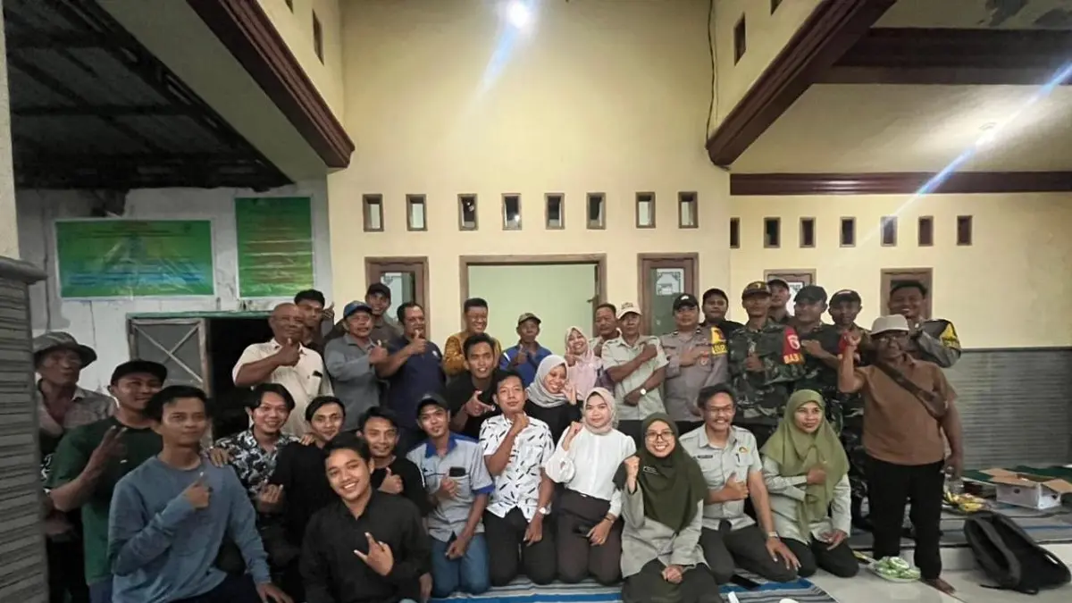 SINERGI PERTANIAN: Kepala Desa Kedungmlati Mariyati mendampingi seluruh tamu undangan saat kegiatan sosialisasi program Brigade Pangan di Dusun Kedunggayam, Desa Kedungmlati, Kamis (30/4) siang.