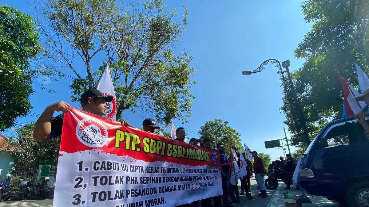 SUARAKAN TUNTUTAN: Puluhan buruh menggelar aksi demo di depan Kantor Pemkab Jombang, kemarin (1/5). 