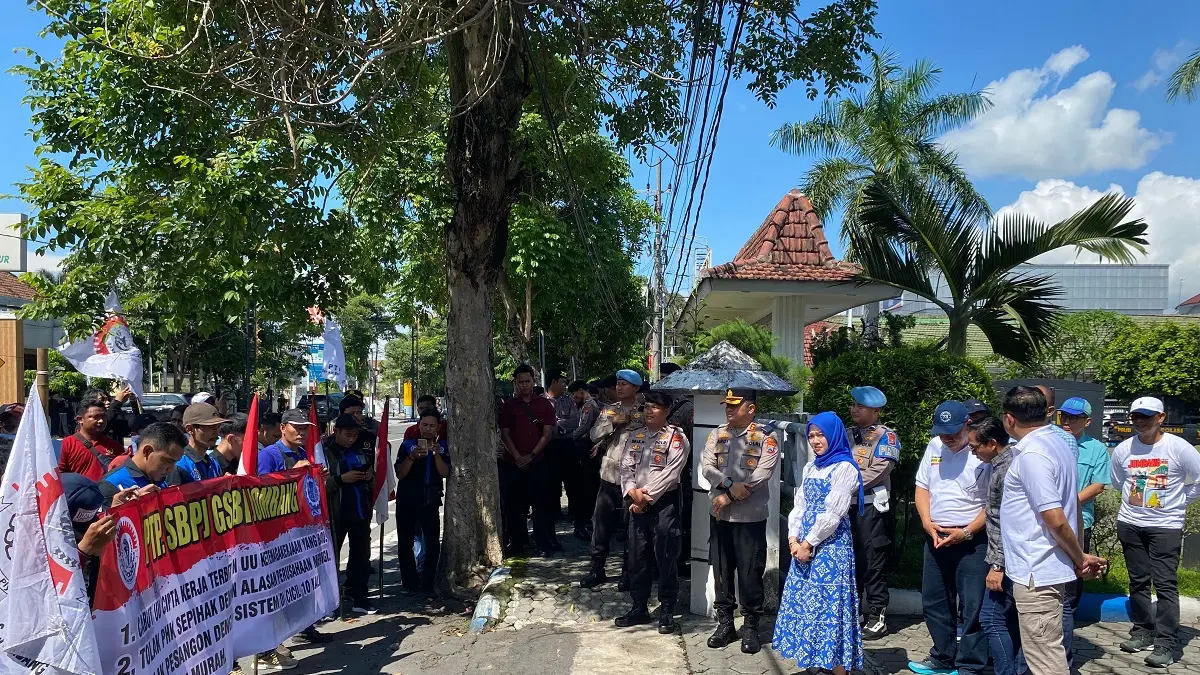 TEMUI MASSA: Wakil Ketua DPRD Jombang Octadella Bilytha Permatasari saat menemui ratusan buruh. 