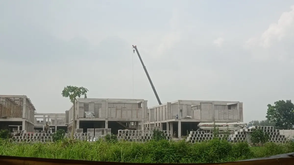 DIKEJAR TARGET: Pekerja beraktivitas di proyek Sekolah Rakyat di Desa Tunggorono, Kecamatan Jombang