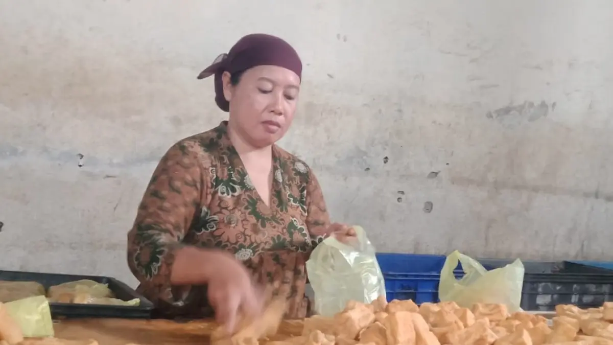NAIK: Pelaku usaha terpaksa naikan harga tahu produksinya.