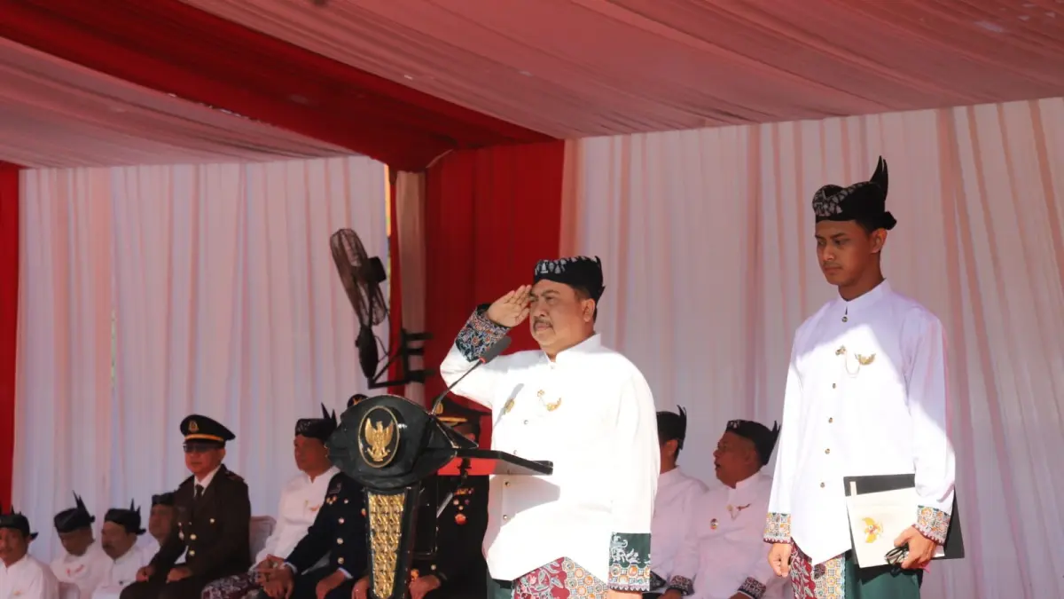PIMPIN UPACARA: Bupati Jombang Warsubi memimpin peringatan Hari Pendidikan Nasional (Hardiknas) 2026 di Lapangan Pemkab Jombang, Sabtu (2/5) pagi.