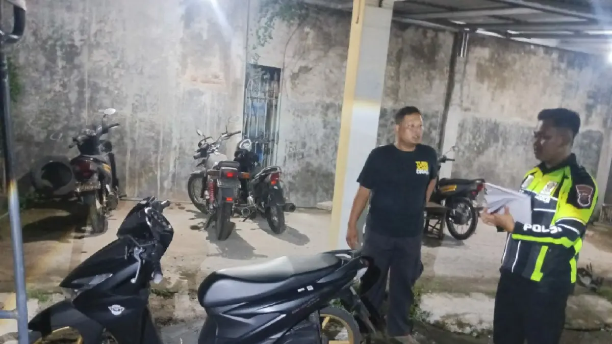 Polisi melakukah olah kejadin perkara di lokasi kejadian kecelakaan maut di Mojowarno Jombang