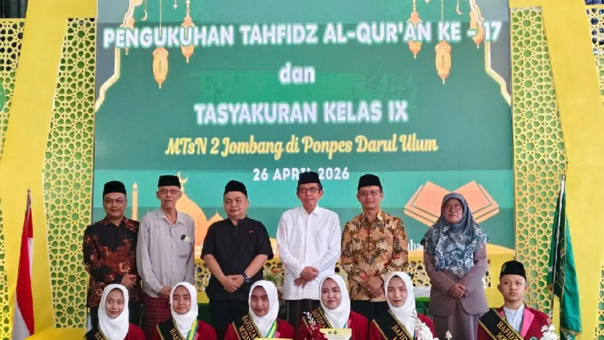 Siswa terbaik program Tahfidz Alquran bersama jajaran MPPDU dan kepala madrasah.