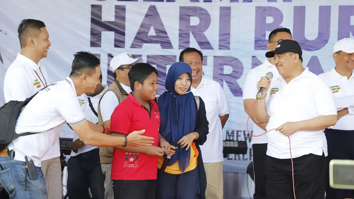 SUKSES: Bupati Jombang Warsubi berdialog dengan buruh pemenang undian berangkat umrah.