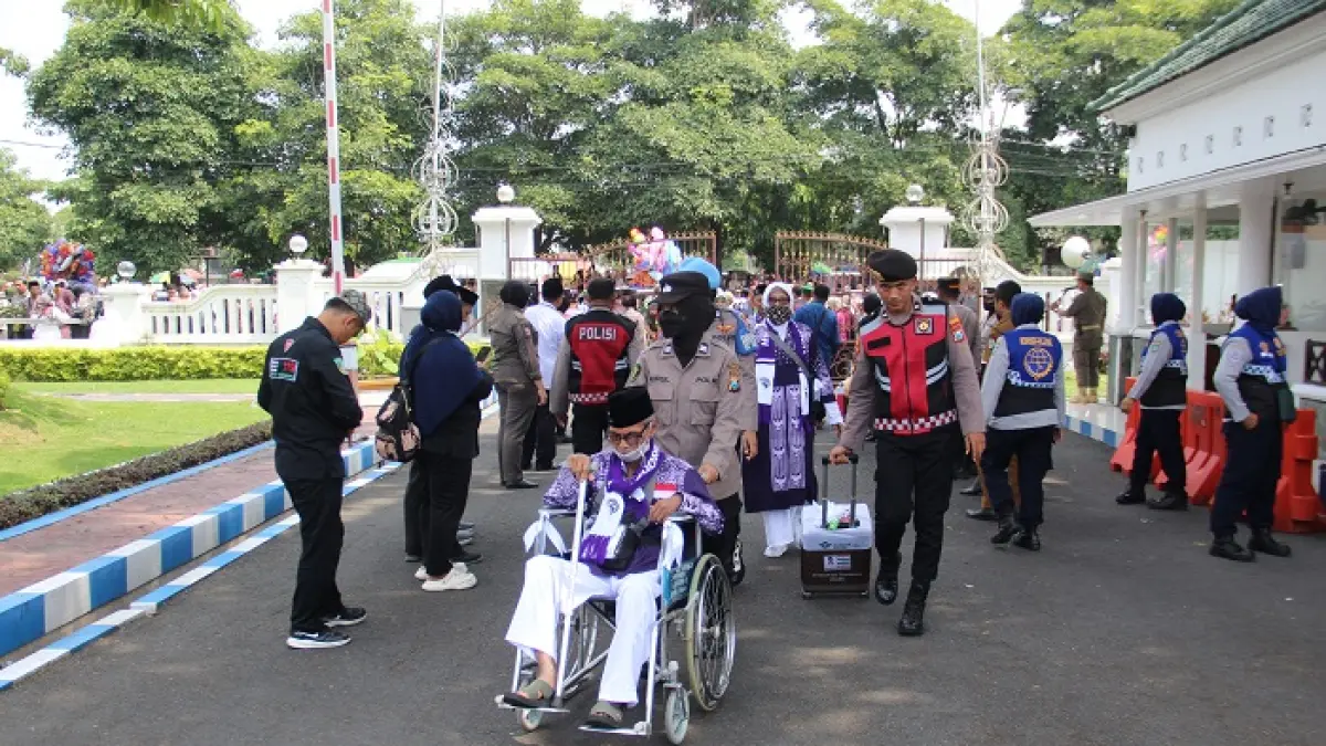 TAMU ALLAH: CJH 2025 saat berangkat haji di Pendopo Kabupaten Jombang. 