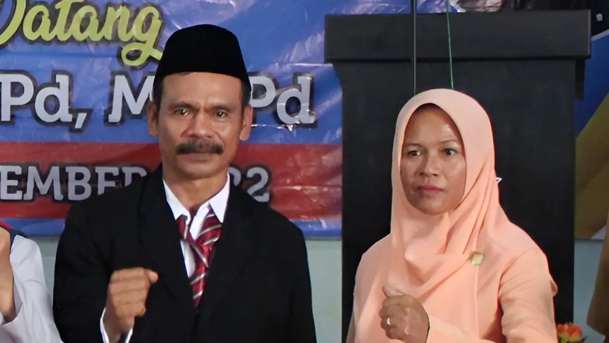 TEGAS: Kepala SMAN Kabuh, Ba’i SPd MMPd, bersama istri saat pisah sambut di SMAN Kabuh Desember 2022