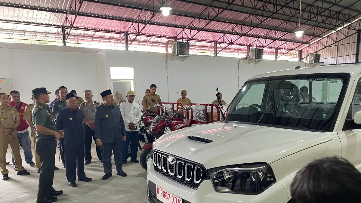 CEK: Bupati Jombang Warsubi saat meninaju gedung KDKMP di Desa Tunggorono, Kecamatan Jombang kemarin (4/5).