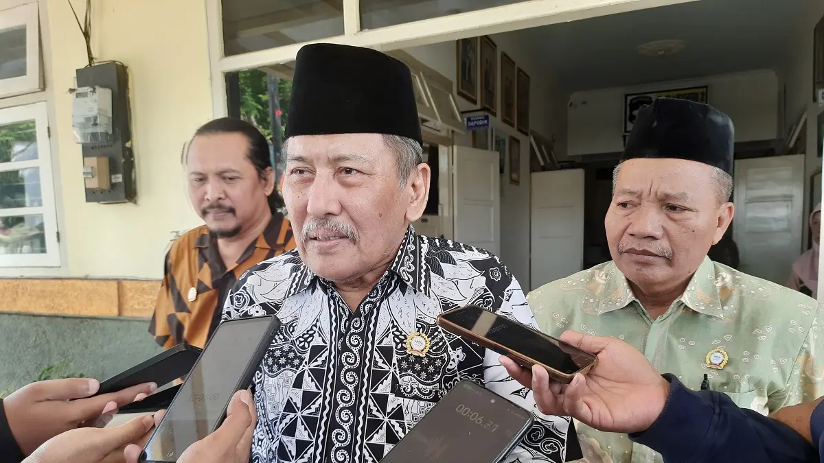 Cholil Hasyim, ketua Dewan Pendidikan Kabupaten Jombang  saat diwawancara