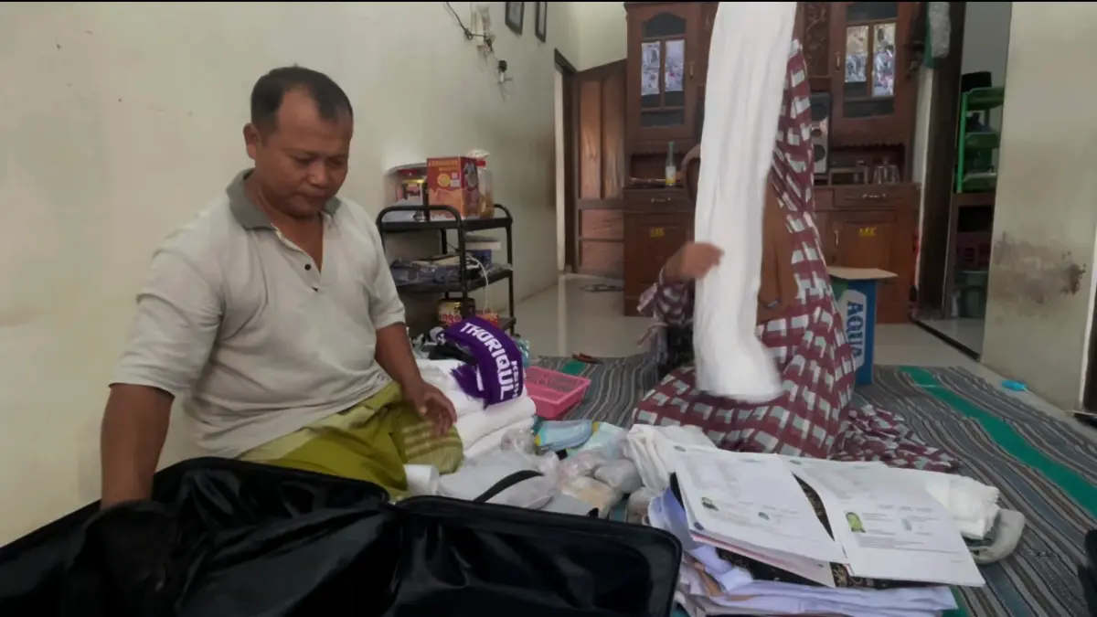 ISTIQOMAH: Hariono, pedagang asongan asal Dusun Kapringan, Desa Dukuh Klopo, Kecamatan Peterongan menyiapkan barang untuk keberangkatan haji, Kamis (30/4). 