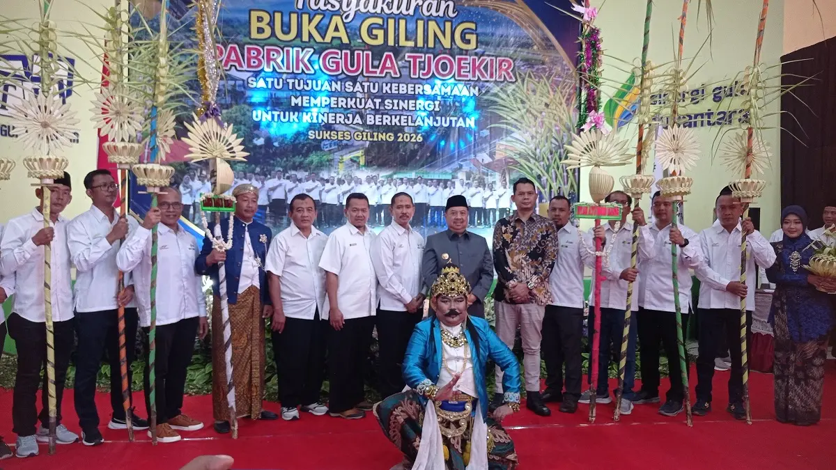 KOMPAK: Bupati Warsubi bersama GM PT SGN PG Tjoekir Abdul Azis Purmali (tengah baju putih) bersam undangan.