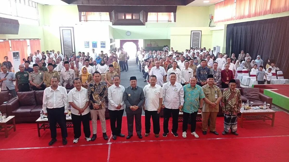 KOMPAK: Bupati Warsubi bersama GM PT SGN PG Tjoekir Abdul Azis Purmali (tengah baju putih) bersam undangan.