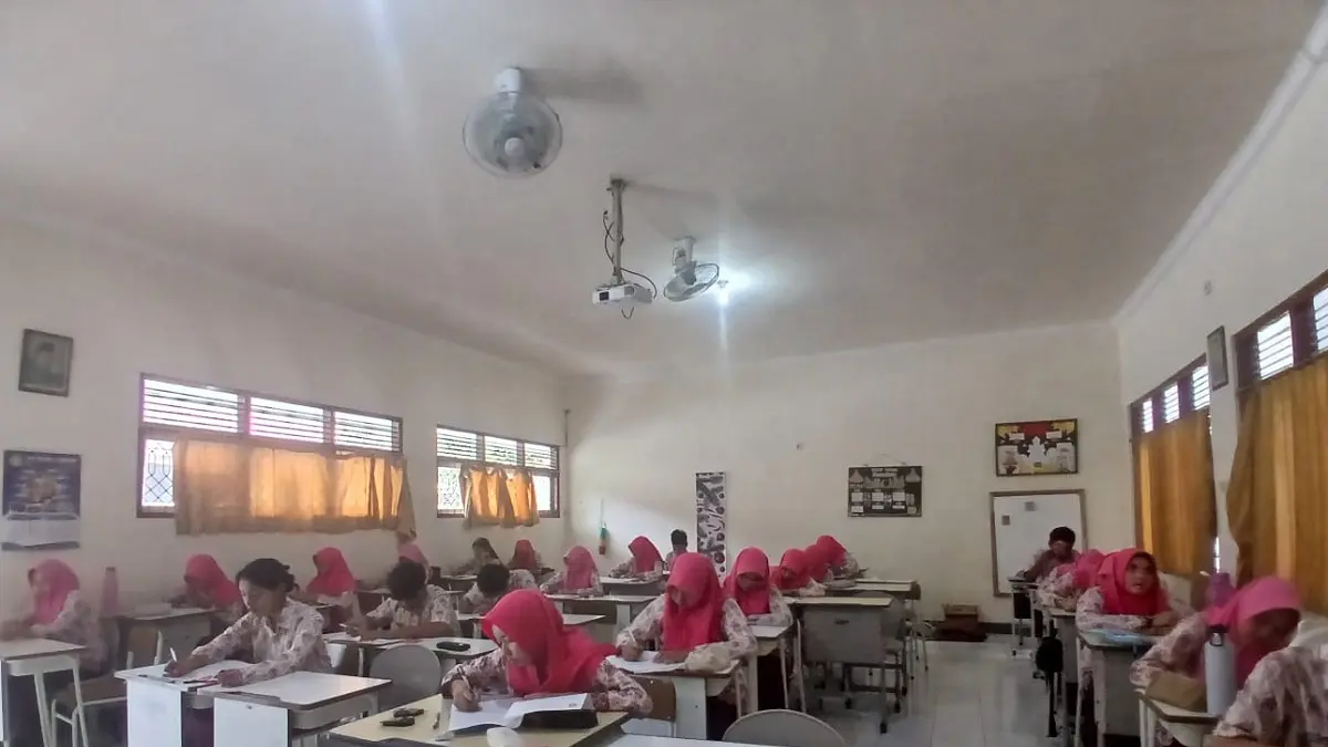 SEMANGAT: Siswa kelas 12 SMAN 2 Jombang yang mengikuti penilaian sumatif akhir jenjang, (2/4). 100 persen siswa SMAN 2 Jombang dinyatakan lulus.