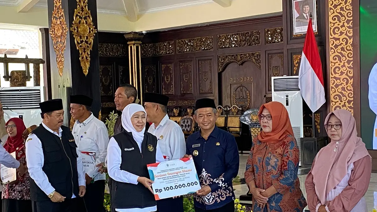 VISIONER: Gubernur Jawa Timur Khofifah Indar Parawansa menyerahkan secara simbolis beragam bantuan saat berkunjung ke Jombang (11/3) lalu